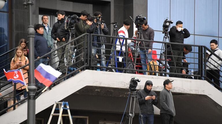 Журналисты на железнодорожном вокзале Владивостока, куда прибудет поезд председателя КНДР Ким Чен Ына