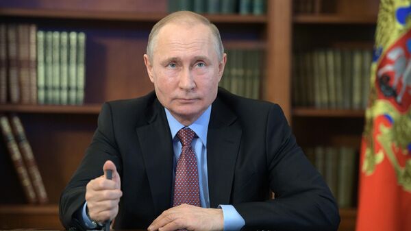 Президент РФ Владимир Путин участвует в режиме видеоконференцсвязи в церемонии официальной продукции завода по производству сжиженного природного газа Криогаз-Высоцк. 24 апреля 2019