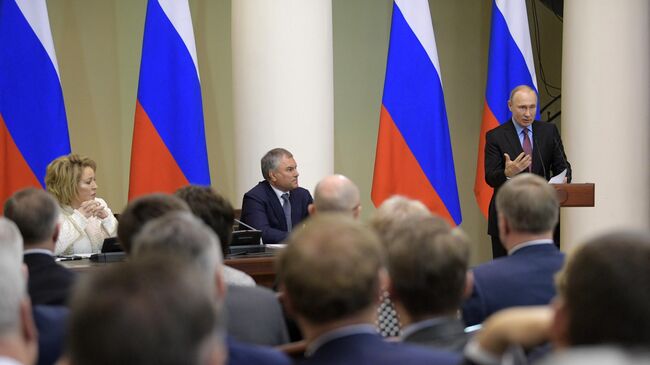 Президент РФ Владимир Путин выступает на встрече с членами Совета законодателей в Таврическом дворце Санкт-Петербурга