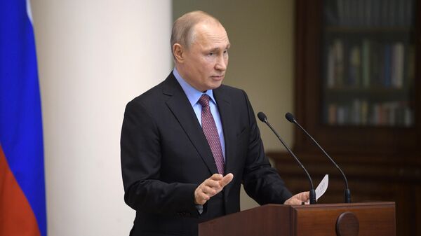 Президент РФ Владимир Путин выступает на встрече с членами Совета законодателей в Таврическом дворце Санкт-Петербурга. 24 апреля 2019
