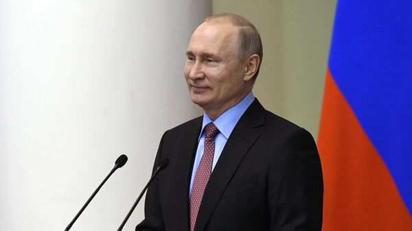 Президент РФ Владимир Путин выступает на встрече с членами Совета законодателей в Таврическом дворце Санкт-Петербурга. 24 апреля 2019