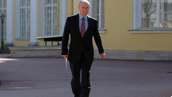 Президент  Владимир Путин перед началом встречи с членами Совета законодателей в Таврическом дворце Санкт-Петербурга. 