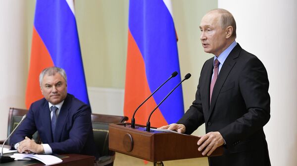 Президент РФ Владимир Путин выступает на встрече с членами Совета законодателей в Таврическом дворце Санкт-Петербурга. 24 апреля 2019 