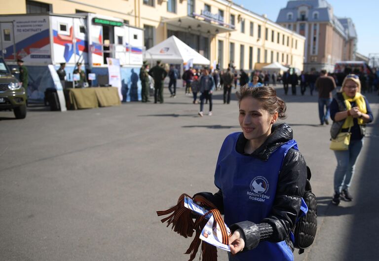 Волонтер раздает георгиевские ленточки в Санкт-Петербурге в рамках ежегодной акции Георгиевская ленточка, посвященной 74-й годовщине Победы в Великой Отечественной войне