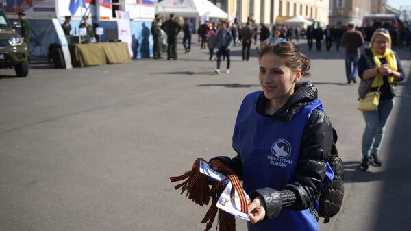 Волонтер раздает георгиевские ленточки в Санкт-Петербурге в рамках ежегодной акции Георгиевская ленточка, посвященной 74-й годовщине Победы в Великой Отечественной войне