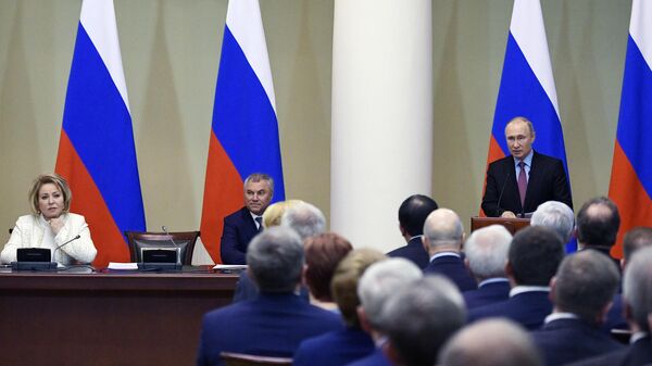  Президент РФ Владимир Путин выступает на встрече с членами Совета законодателей в Таврическом дворце Санкт-Петербурга. 24 апреля 2019