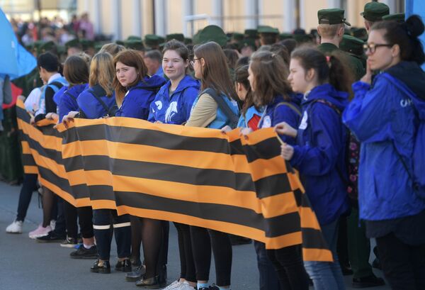 Волонтеры во время ежегодной акции Георгиевская ленточка в Санкт-Петербурге