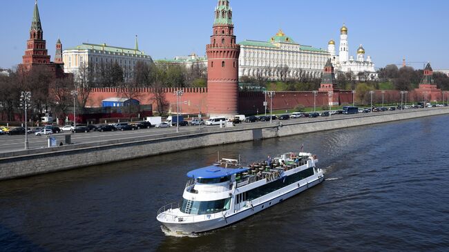 Кремлевская набережная в Москве