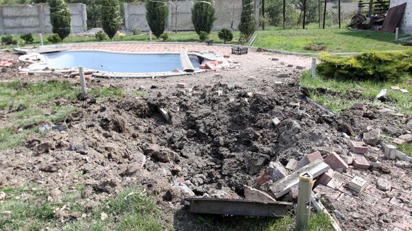 Двор жилого дома, поврежденный в результате артиллерийского обстрела города Докучаевск Донецкой области
