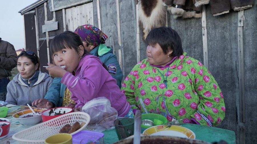 Эскимосская семья, дающая званый обед в честь прибытия группы в поселок Лорино на Чукотке 