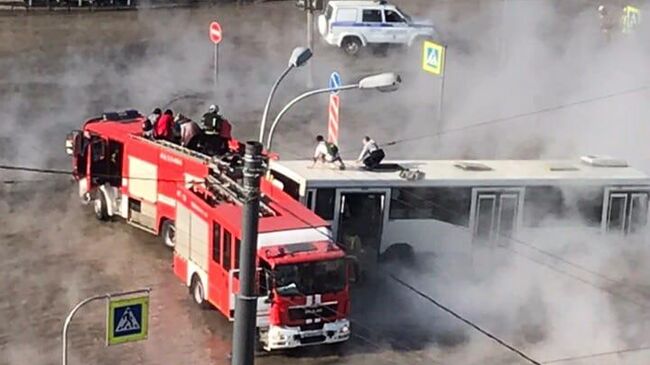 Сотрудники МЧС на месте прорыва трубы во Фрунзенском районе Санкт-Петербурга. 24 апреля 2019