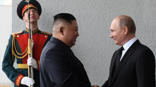 Владимир Путин и председатель Госсовета Корейской Народно-Демократической Республики Ким Чен Ын во время официальной церемонии встречи на площадке перед главным входом одного из корпусов ДВФУ на острове Русский. 25 апреля 2019