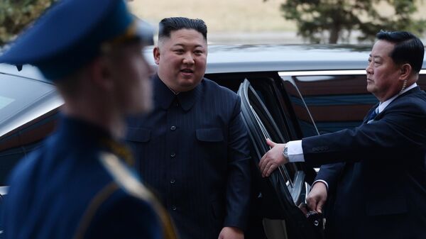 Председатель Госсовета КНДР Ким Чен Ын перед началом встречи с президентом РФ Владимиром Путиным. 25 апреля 2019