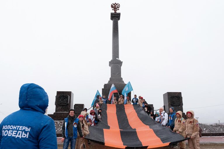 Волонтеры ежегодной акции Георгиевская ленточка возле стелы Город воинской славы в Петропавловске-Камчатском