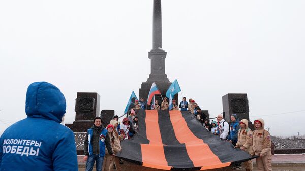 Волонтеры ежегодной акции Георгиевская ленточка возле стелы Город воинской славы в Петропавловске-Камчатском