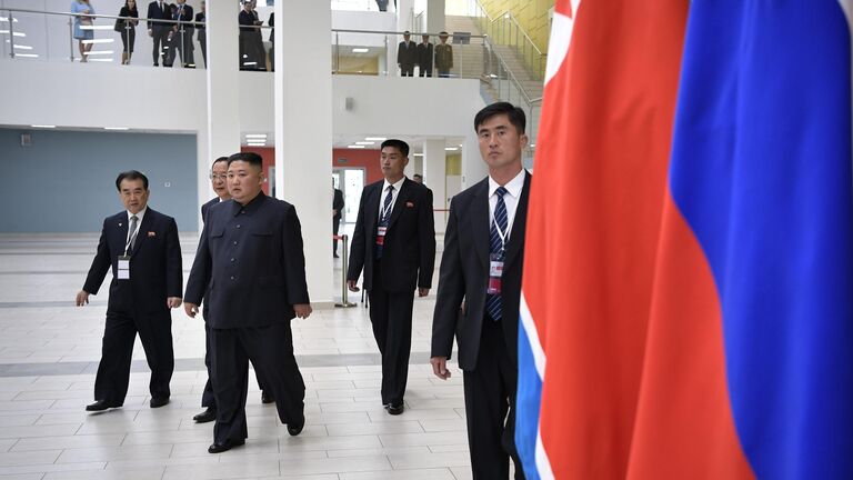 Председатель Госсовета Корейской Народно-Демократической Республики Ким Чен Ын (второй слева) перед началом российско-корейских переговоров в широком составе