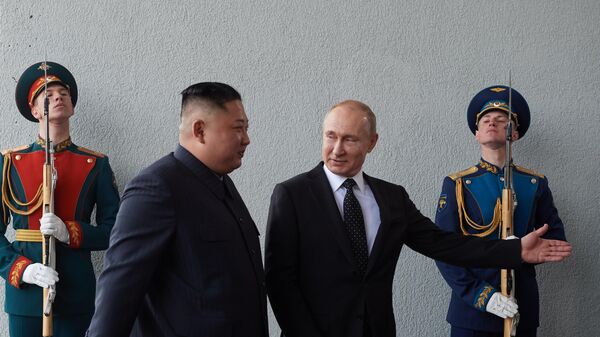 Президент РФ Владимир Путин и председатель Госсовета Корейской Народно-Демократической Республики Ким Чен Ын (второй слева) во время официальной церемонии встречи