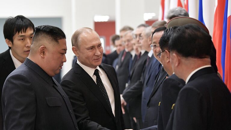 Президент РФ Владимир Путин и председатель Госсовета Корейской Народно-Демократической Республики Ким Чен Ын (слева на первом плане) во время официальной церемонии встречи