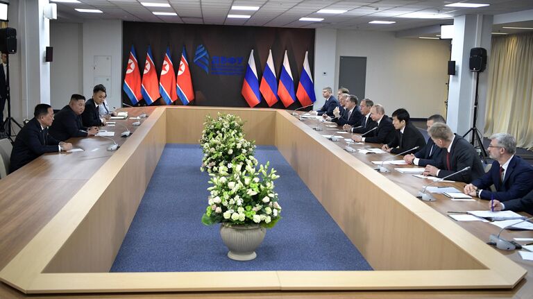 Президент РФ Владимир Путин и председатель Госсовета Корейской Народно-Демократической Республики Ким Чен Ын (второй слева) во время российско-корейских переговоров в широком составе
