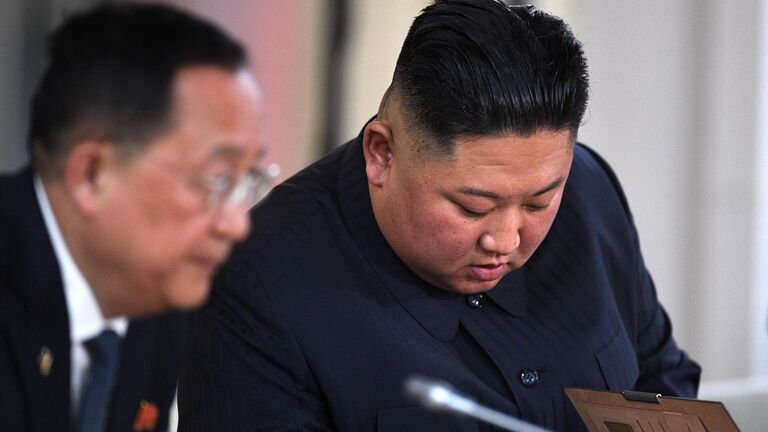 Председатель Госсовета Корейской Народно-Демократической Республики Ким Чен Ын (справа) во время российско-корейских переговоров в широком составе