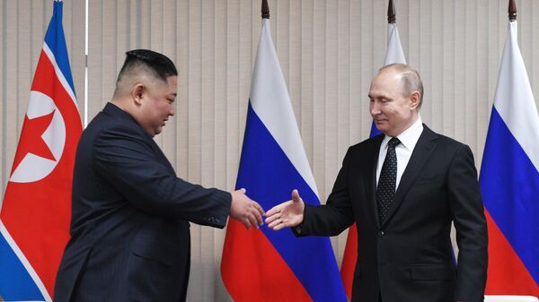 Президент РФ Владимир Путин и председатель Госсовета Корейской Народно-Демократической Республики Ким Чен Ын (слева) во время встречи