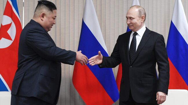 Президент РФ Владимир Путин и председатель Госсовета Корейской Народно-Демократической Республики Ким Чен Ын (слева) во время встречи