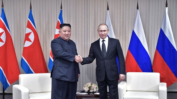 Президент РФ Владимир Путин и председатель Госсовета КНДР Ким Чен Ын во время встречи на острове Русский
