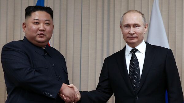 Президент РФ Владимир Путин и председатель Госсовета КНДР Ким Чен Ын.  25 апреля 2019