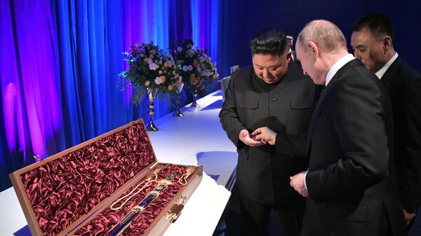 Лидер КНДР Ким Чен Ын подарил президенту России Владимиру Путину корейский меч