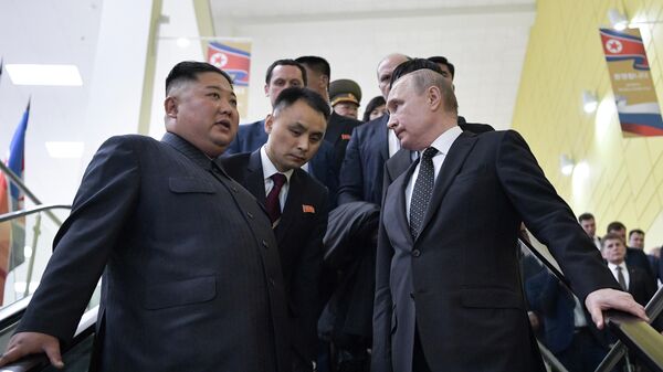 Президент РФ Владимир Путин и председатель Госсовета КНДР Ким Чен Ын во время встречи во Владивостоке