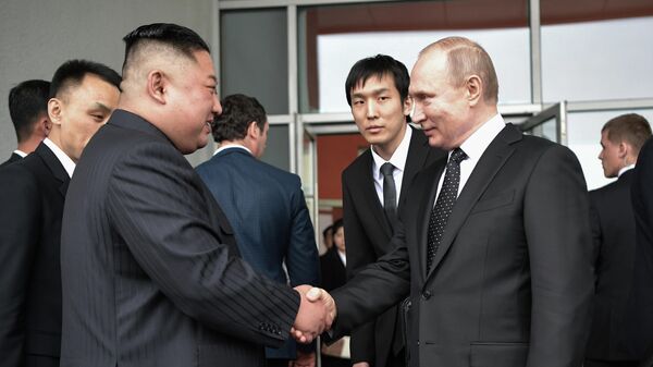 Президент РФ Владимир Путин и председатель Госсовета КНДР Ким Чен Ын во время встречи во Владивостоке