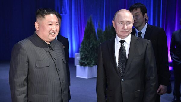 Президент РФ Владимир Путин и председатель Госсовета КНДР Ким Чен Ын во время встречи во Владивостоке 