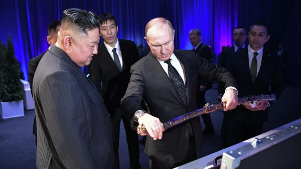 Лидер КНДР Ким Чен Ын подарил президенту России Владимиру Путину корейский меч