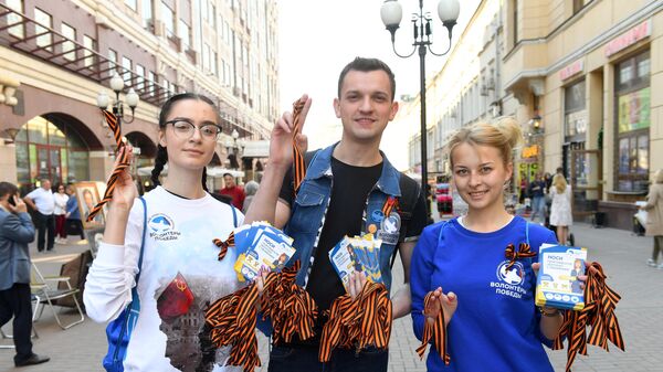 Волонтеры раздают георгиевские ленточки на Арбате в Москве в рамках ежегодной акции Георгиевская ленточка, посвященной 74-й годовщине Победы в Великой Отечественной войне
