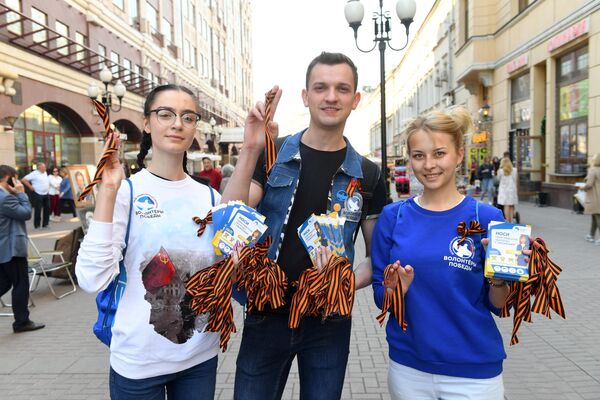 Волонтеры раздают георгиевские ленточки на Арбате в Москве в рамках ежегодной акции Георгиевская ленточка, посвященной 74-й годовщине Победы в Великой Отечественной войне