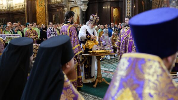 Патриарх Московский и всея Руси Кирилл совершает чин умовения ног в Великий четверг в храме Христа Спасителя