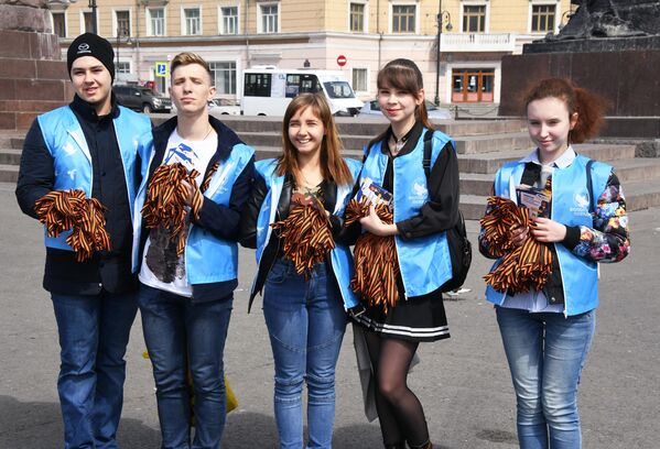 Волонтеры раздают георгиевские ленточки во Владивостоке в рамках ежегодной акции Георгиевская ленточка, посвященной 74-й годовщине Победы в Великой Отечественной войне