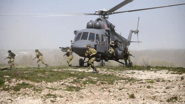 Военнослужащие во время учений десантно-штурмовых и танковых подразделений ВДВ 