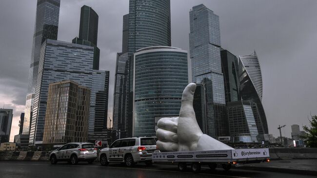 Прибытие в Москву арт-объекта Лайк