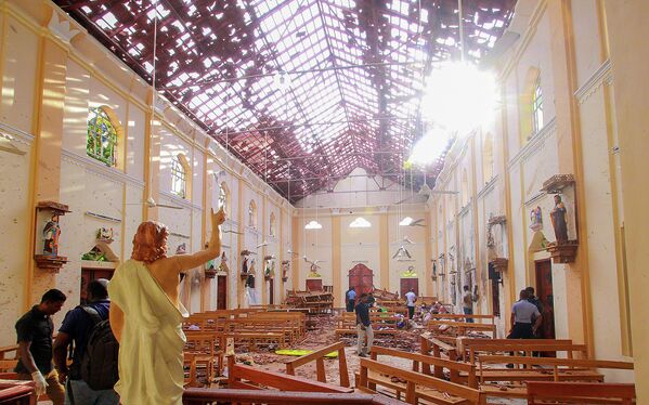На месте взрыва в церкви Святого Себастьяна в Негомбо, Шри-Ланка