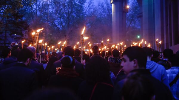 Участники факельного шествия в Ереване направляются к Мемориальному комплексу памяти жертв геноцида армян Цицернакаберд 