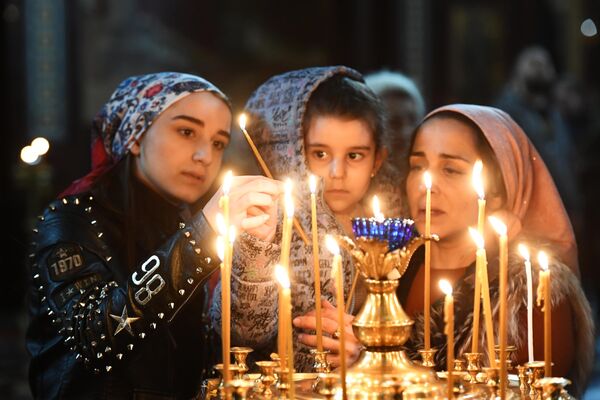 Верующие во время патриаршего служения в канун Вербного воскресенья в храме Христа Спасителя в Москве