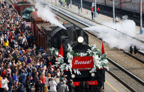 Жители Белгорода во время встречи Поезда Победы