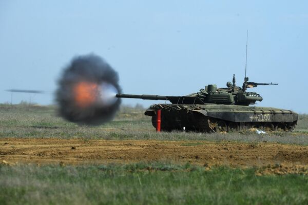 Танк Т-90 во время учений на полигоне Прудбой в Волгоградской области