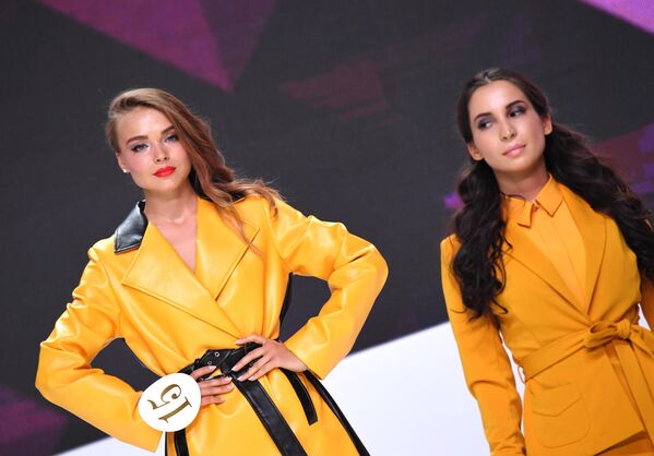 Бортпроводница Аэрофлота Дарья Баранова (слева) во время конкурса красоты Sky Lady 2019 в Москве