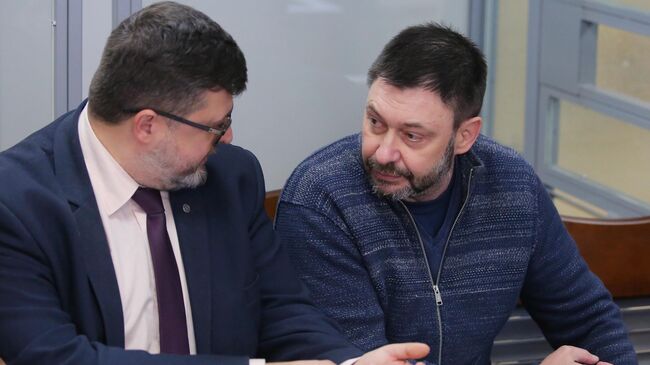Руководитель портала РИА Новости Украина Кирилл Вышинский (справа) и адвокат Андрей Доманский