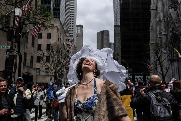 Девушка принимает участие в пасхальном параде в Нью-Йорке