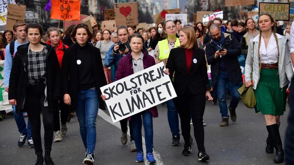 Шведская активистка Грета Тунберг с единомышленниками во время акции против изменения климата в Брюсселе, Бельгия 