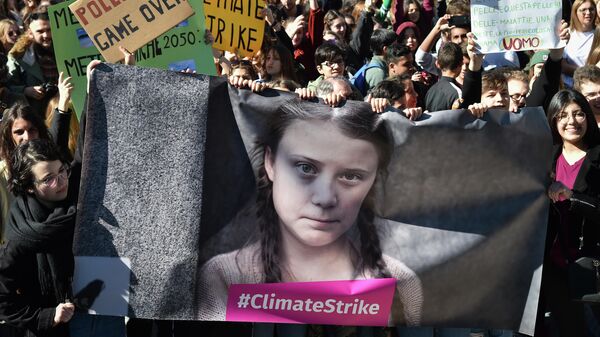 Сторонники шведской активистки Греты Тунберг во время акции против изменения климата в Риме