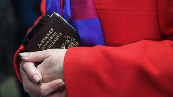 Женщина с паспортом гражданина ДНР